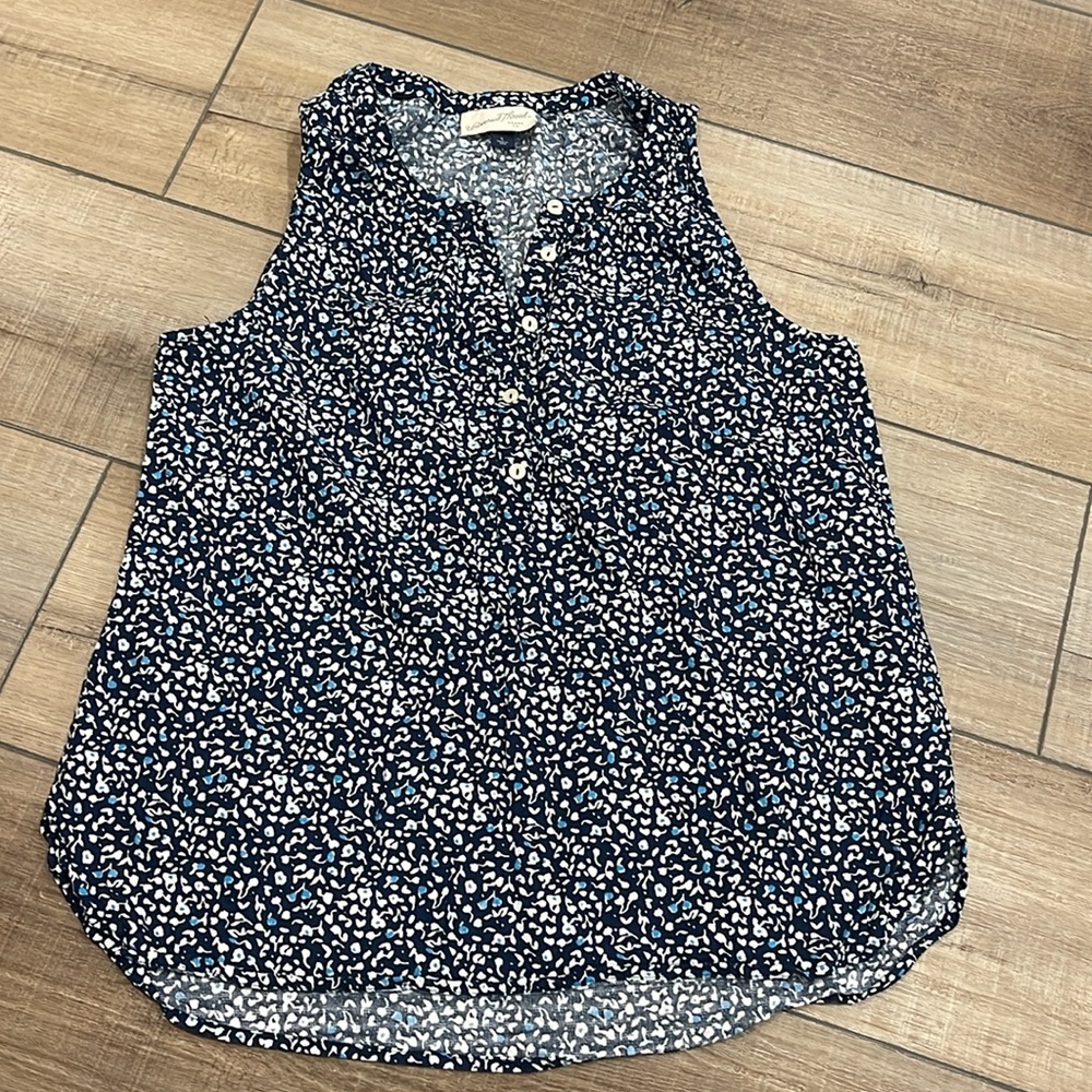 Blue and White Patterned Shirt Universal Thread Size Small Cotton Floral Top